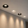 Spots encastrables ronds GU5.3 noir et blanc installés au plafond