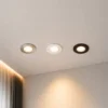 Spot encastrable rond LED installé au plafond avec éclairage uniforme
