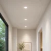 Spots LED encastrables installés au plafond dans un intérieur moderne