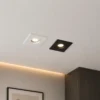 Support spot encastrable carré blanc et noir installé au plafond