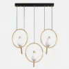 Suspension triple anneaux dorés avec base noire et design moderne