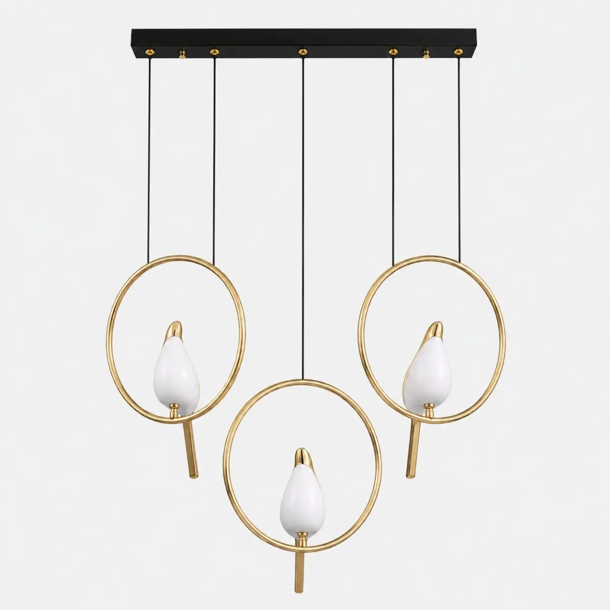 Suspension triple anneaux dorés avec base noire et design moderne