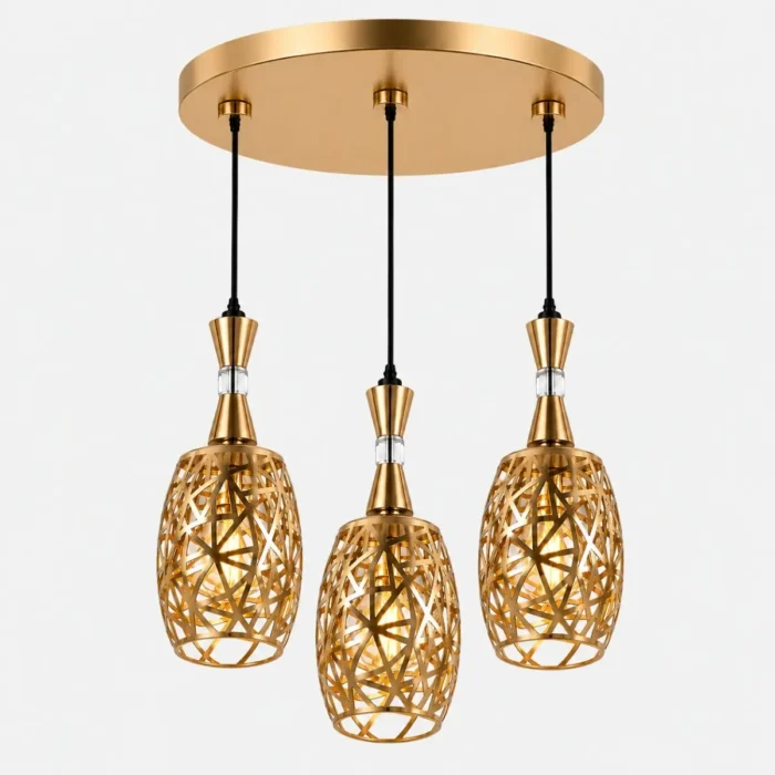 Suspension triple dorée avec trois abat-jours ajourés et design décoratif