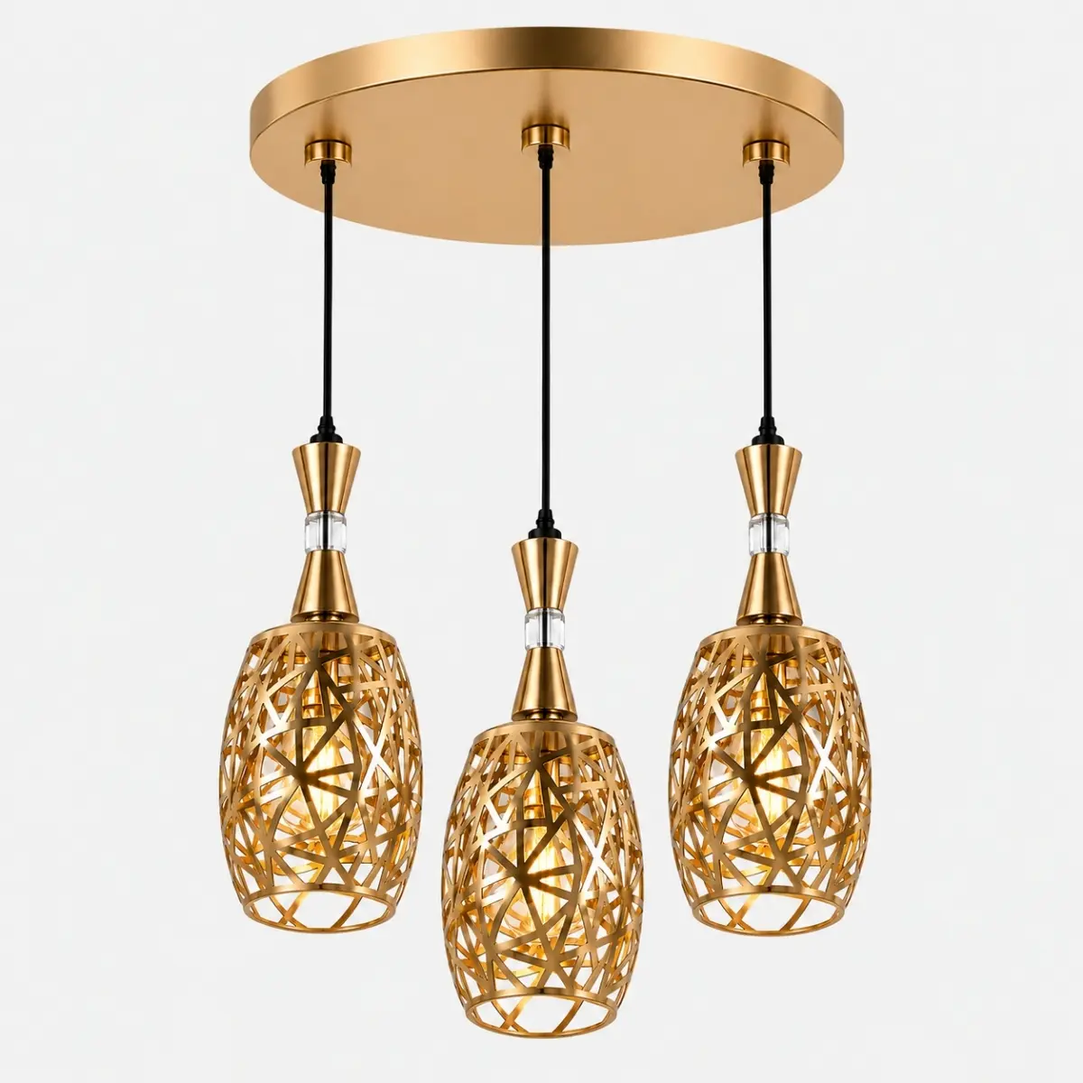Suspension triple dorée avec trois abat-jours ajourés et design décoratif