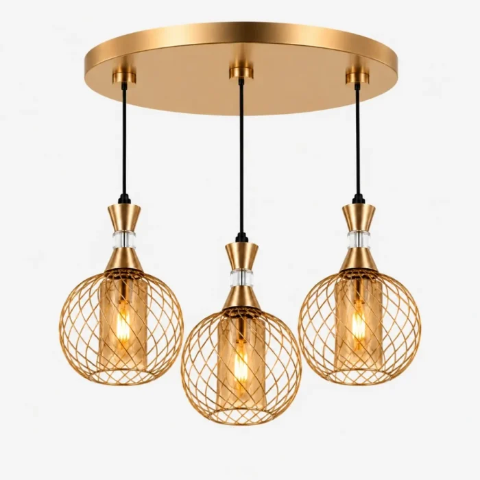 Suspension triple dorée grillagée avec trois boules en métal et verre ambré