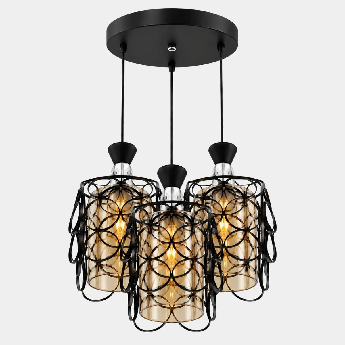 Suspension triple noire installée dans une salle à manger moderne avec lumière chaude