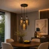 Suspension triple noire installée dans une salle à manger moderne avec lumière chaude